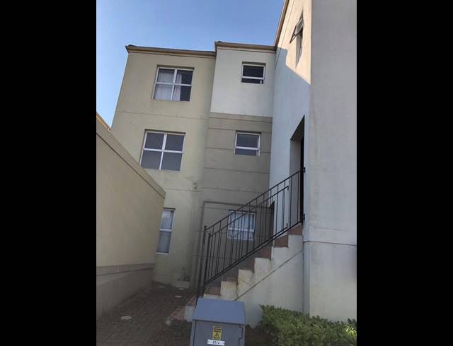 2 BEDROOM PROPERTY TO RENT IN VREDEKLOOF EAST